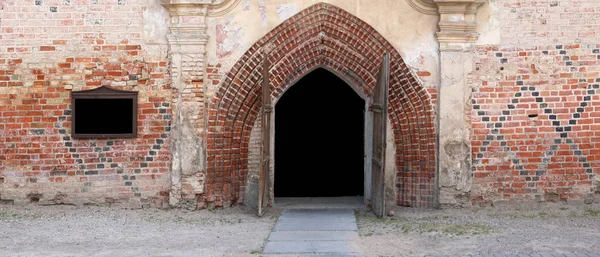 Porte aperte alla vecchia chiesa del villaggio in rovina — Foto Stock