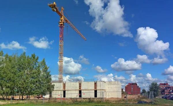 Panorama placu budowy latem publicznego budynku wi — Zdjęcie stockowe