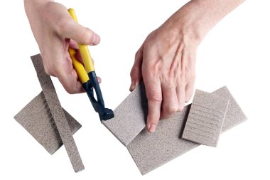 Eski usta keneler ve seramik karoları parçalar koparıp.