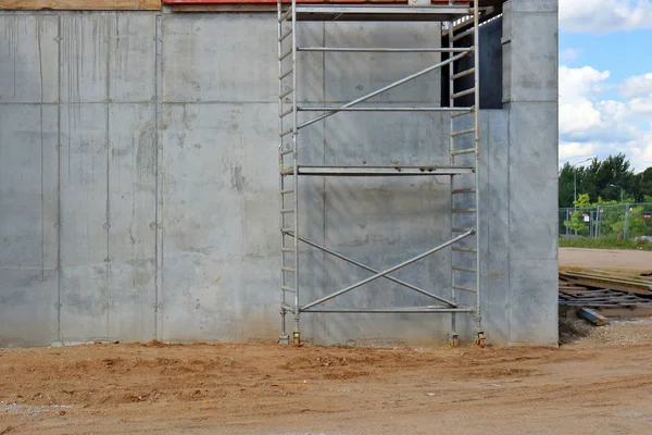 Estruturas de cofragem de metal de construção são usadas na construção — Fotografia de Stock