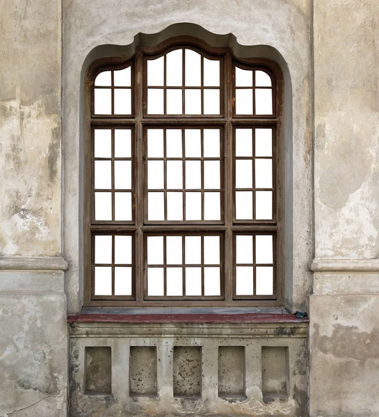 La finestra di legno della vecchia chiesa distrutta — Foto Stock