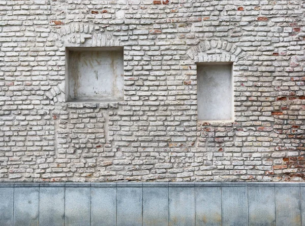 Fenêtres de sous-sol incurvées aveugles dans la vieille maison de briques rouges — Photo