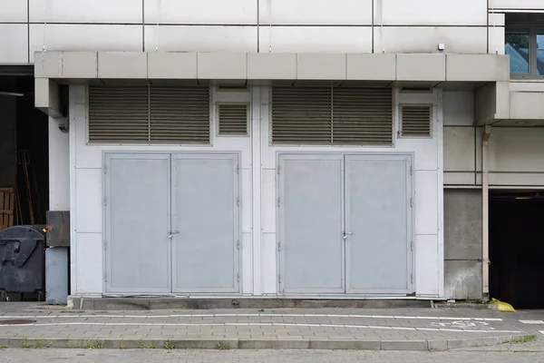 Deux portes métalliques verrouillées en acier moderne gris — Photo