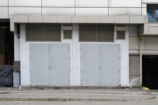 Twee grijze moderne staal gesloten metalen poorten — Stockfoto