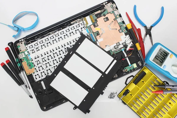 Reparatur der Lithium-Batterie der modernen Notebooks — Stockfoto