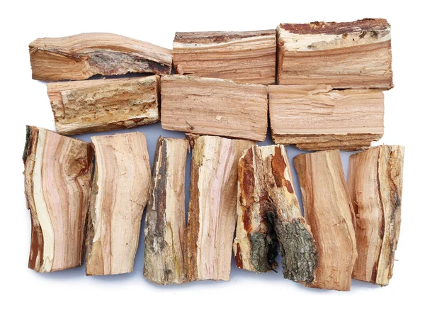Pequenos troncos lascados do tronco de uma velha ameixeira — Fotografia de Stock