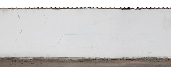 Parede rebocada rachada branca longa e fragmento isolado da cerca . — Fotografia de Stock