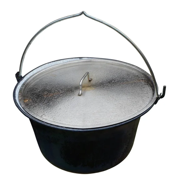 Grand pot en métal avec couvercle pour cuisiner sur le bûcher . — Photo