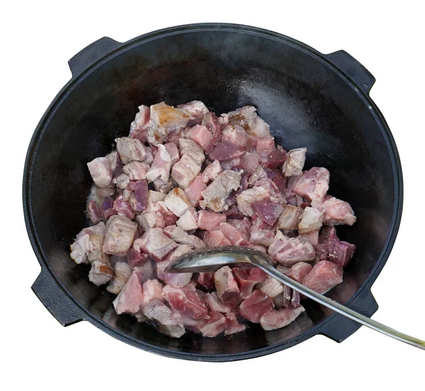 Перемішування м'яса під час обсмажування на залізній сковороді на вогнищі . — стокове фото
