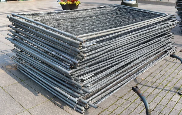 Bir yığın çinko kaplı çelik ve modüler çelik çit elemanları — Stok fotoğraf