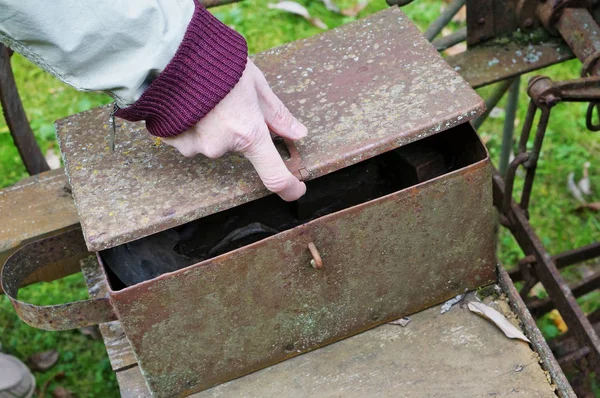 Un granjero anciano con su dedo índice abre una caja de herramientas en un ru — Foto de Stock