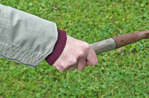 Bir yaşlı köylü kadın el bir ahşap, tutan bir 