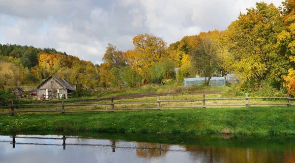 Un paisaje típico de otoño lituano rústico . — Foto de Stock