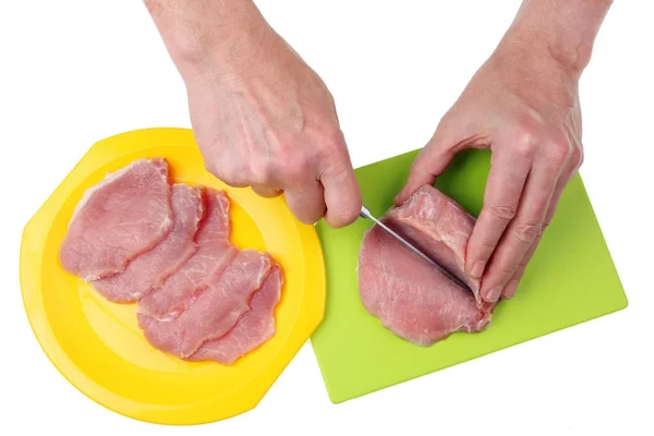 Szef kuchni kawałki mięsa wieprzowego na cienkie płaskie kawałki ostrym nożem na — Zdjęcie stockowe