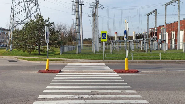 A very dangerous pedestrian crossing near a high-voltage electri — Stock Photo, Image