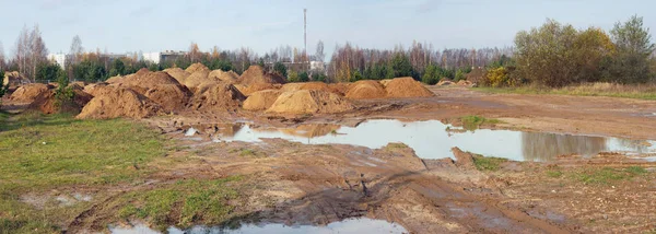 Efter kraftigt regn på lerjord skog finns det stora pölar — Stockfoto