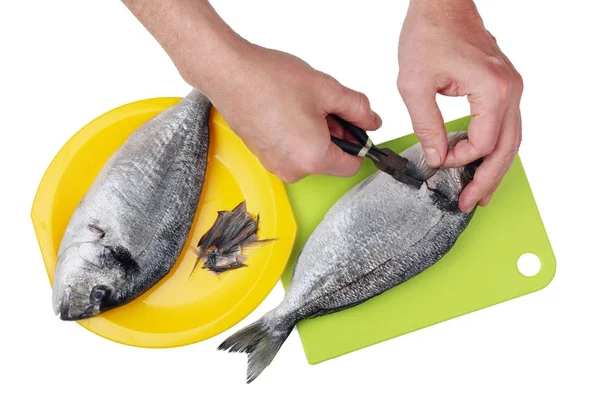 Шеф-повар ресторана режет шипы и плавники элитной морской рыбы — стоковое фото