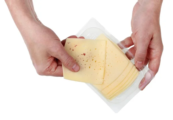 Les mains des hommes obtiennent un morceau plat de fromage à partir d'un p plastique standard — Photo