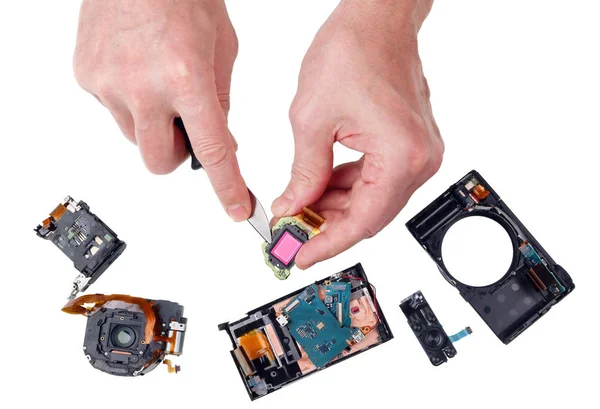 Unprofessionelle Reparatur einer Fotokamera mit einem Küchenmesser und — Stockfoto