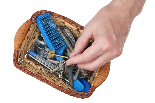 Пожилой человек берет ключи от дома из корзины с sm — стоковое фото