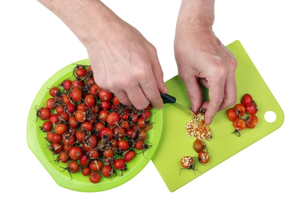 Lavorazione con coltello e mani di vitamina medicinale bacca rossa — Foto Stock