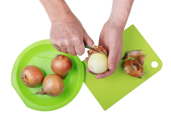 Kucharz w kuchni nożem czyści cebuli z łuski — Zdjęcie stockowe