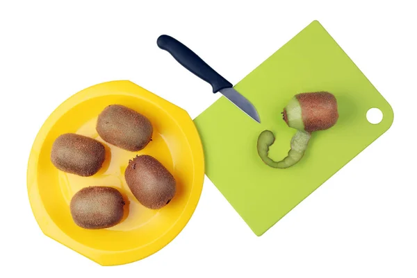 Kiwifrüchte in der Küche isoliert von der Schale reinigen. — Stockfoto
