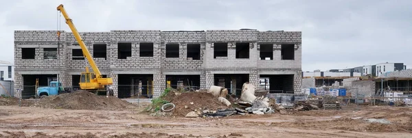 Panorama de un sitio de construcción de arcilla dity en un — Foto de Stock