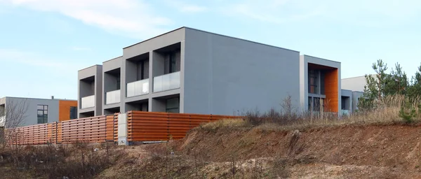 Panorama van een moderne standaard geen naam onafgemaakte huizen op natte — Stockfoto