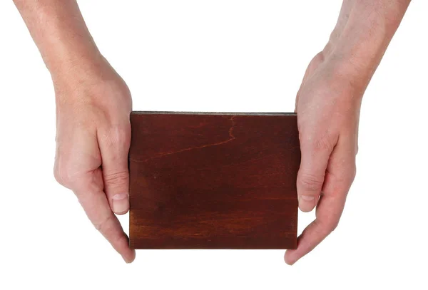 De oude kunstenaar houdt in zijn handen een houten plank op welke hij wil — Stockfoto