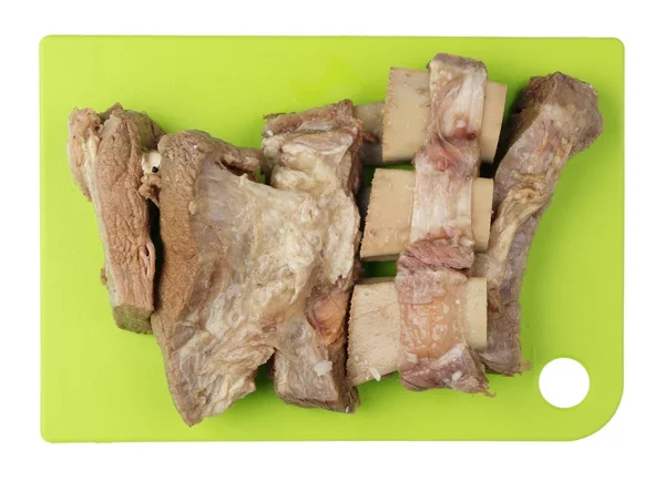 Kokt nötkött revben med kött på en grön kök skärbräda. — Stockfoto
