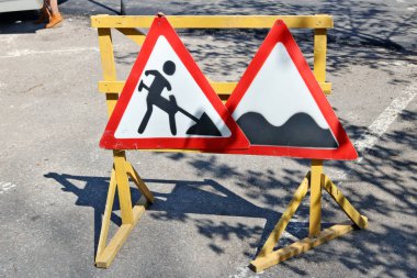 Eğri çirkin uyarı yol işaretleri r olma yolda yüklenir