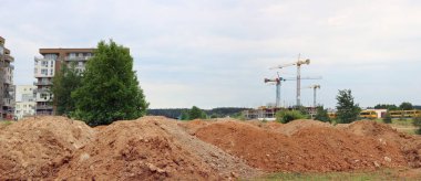 Kum ve kil kentsel yeni boğa arka plan üzerinde büyük yığınları