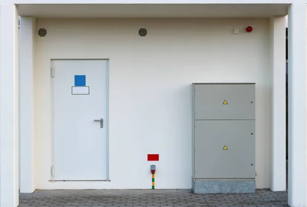 Portail dans une nouvelle maison avec une porte dans la chambre avec comptage d'eau — Photo