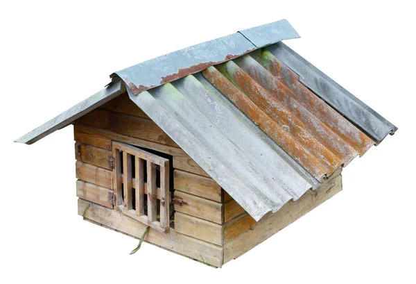 Vinter hund huset har ett tak gjort av vågiga skiffer och ett galler — Stockfoto