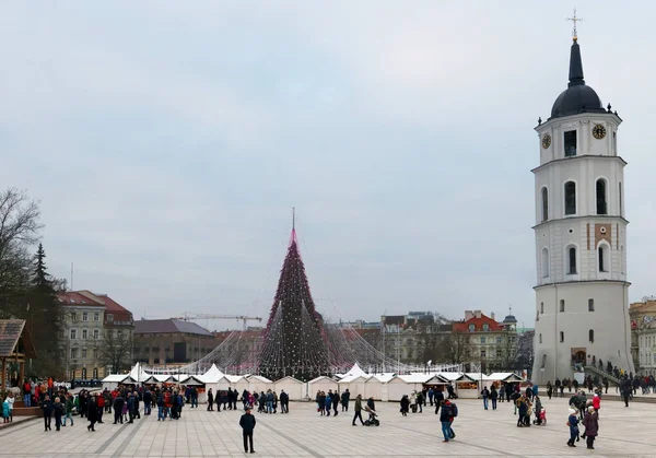 Le principal arbre de Noël de la ville et le marché sont situés sur le C — Photo