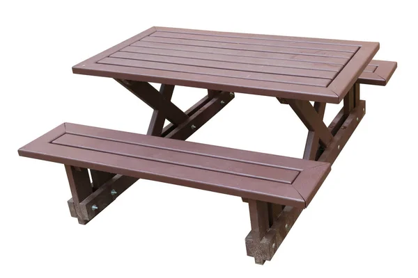 Стандартные деревянные скамейки и столик в ресторане на песке — стоковое фото