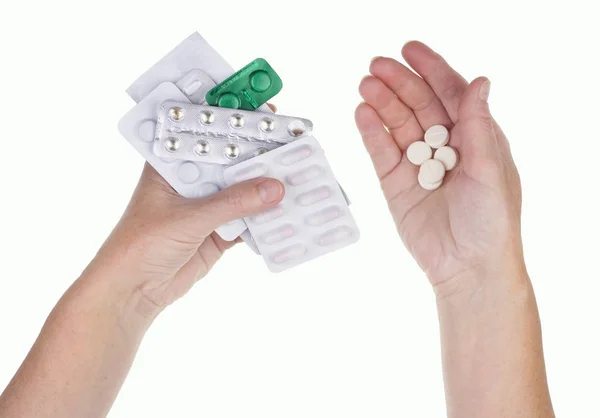 Una vecchia malata tiene in mano delle pillole, che devono essere prese. — Foto Stock