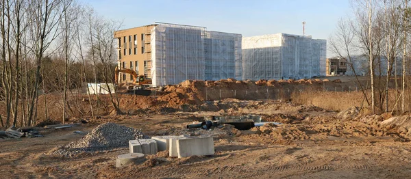 Nuevas casas en el bosque se construyen sobre arcilla y arena . — Foto de Stock