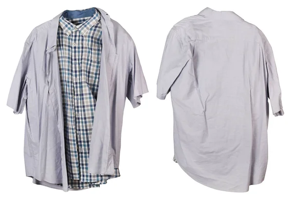 Ein zerknittertes altes kariertes und solides graues Männerhemd hängt an — Stockfoto