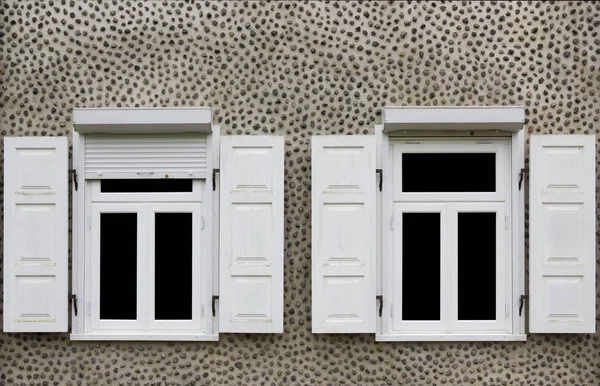 Dos nuevas ventanas blancas con persianas abiertas . —  Fotos de Stock