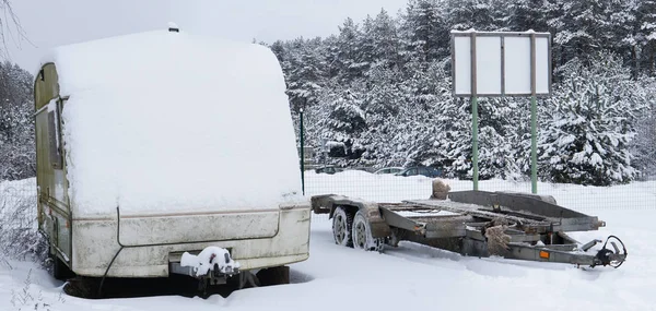 Remolque de coche turístico roto cubierto de nieve en el invierno para — Foto de Stock