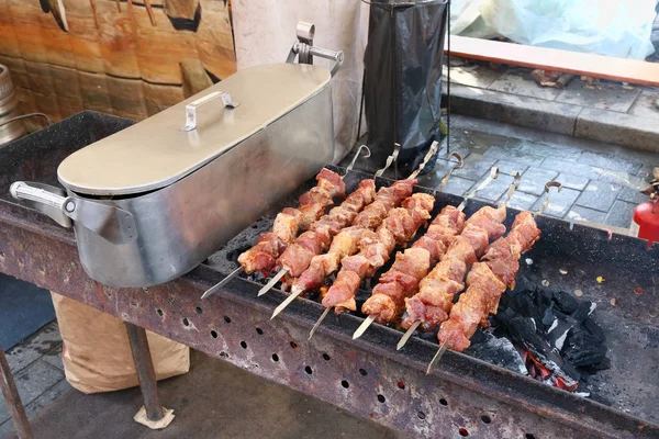 Un tostador con carbones para cocinar carne en escabeche en pinchos — Foto de Stock