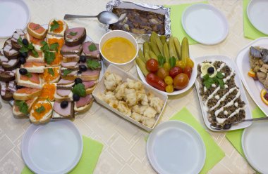 Gıda ve aperatifler zavallı bir şirkette şenlikli bir tabloyla.