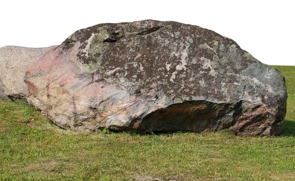 La grande pierre ancienne de granit mousseux se trouvent sur une herbe verte forêt — Photo