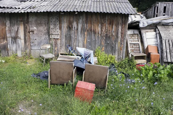 Byn soptipp nära förstörda träskjul — Stockfoto