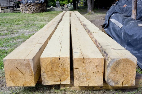 La perspectiva de cuatro enormes vigas de madera de pino para el techo de un vi —  Fotos de Stock