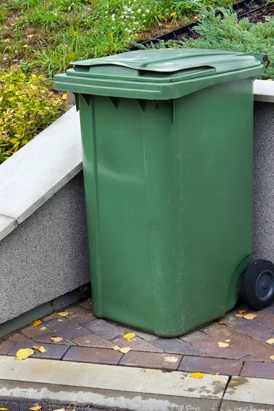Contenedor de basura estándar de plástico verde instalado cerca del vill —  Fotos de Stock