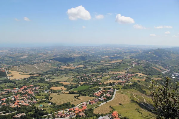 Tipico paesaggio estivo soleggiato del nord Italia rurale da heig — Foto Stock
