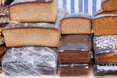 Büyük rustik siyah siyah ekmek parçalarını sokakta satılan vardır